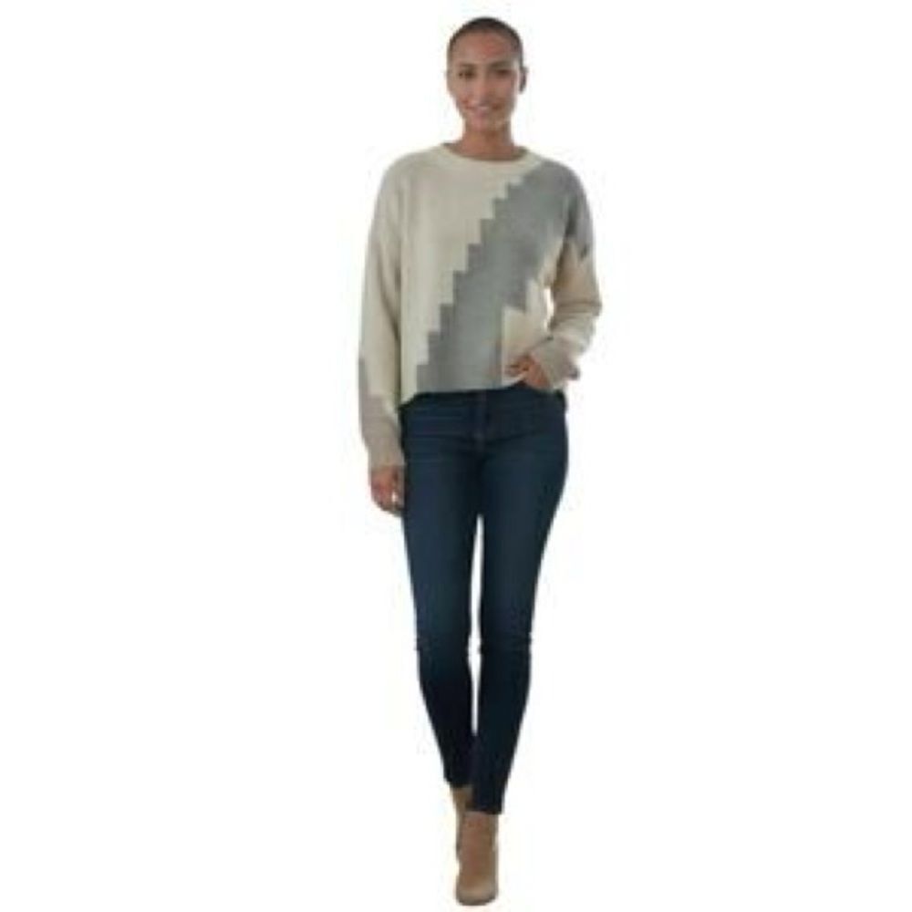 Truth Women's Cream and Gray Sweater